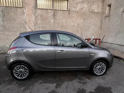 Usata Lancia Ypsilon 95 CV (69 kW) 2012 Grigio Utilitaria