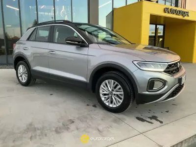 Usata VW T-Roc Life 150 CV (110 kW) 2024 Argento metallizzato SUV