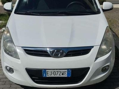Usata Hyundai i20 Comfort 77 CV (56 kW) 2011 Bianco Utilitaria