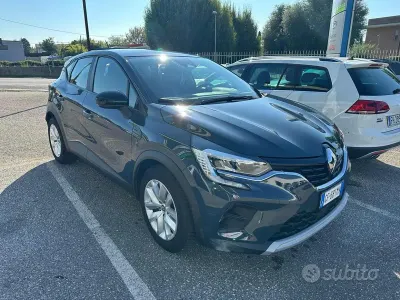 Begagnad Renault Captur Zen 101 HK (74 kW) 2021 Grå SUV