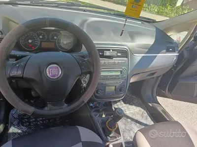 Usata Fiat Grande Punto 90 CV (66 kW) 2007 Bluazzurro Utilitaria