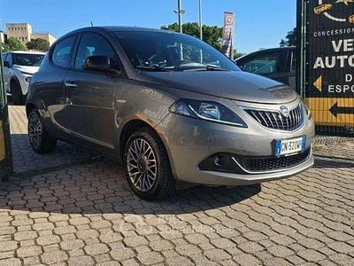 Usado Lancia Ypsilon Gold 69 HP (50 kW) 2023 Cinzento Citadino