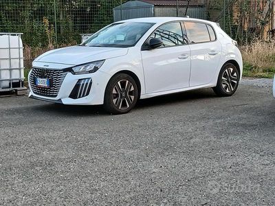 Usata Peugeot 208 Allure 101 CV (74 kW) 2025 Bianco Utilitaria