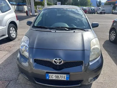 Usata Toyota Yaris Sol 100 CV (73 kW) 2010 Grigio Utilitaria