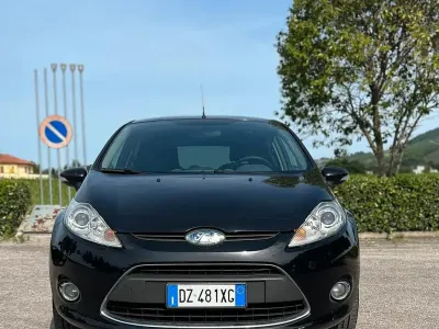 Usata Ford Fiesta 97 CV (71 kW) 2009 Nero Berlina