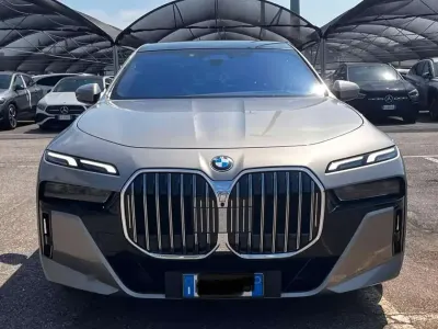 Usata BMW 740 M Sport 299 CV (219 kW) 2023 Grigio Berlina
