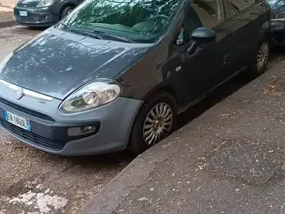 Usado Fiat Punto 77 CV (56 kW) 2012 Gris Utilitario