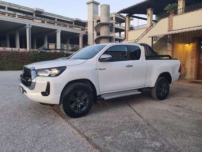 usata Toyota HiLux 2.4 d-4d club cab Lounge 4wd auto