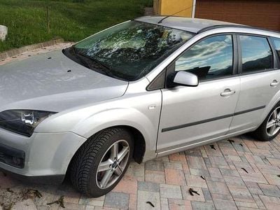 Begagnad Ford Focus Style 90 HK (66 kW) 2005 Grå Kombi