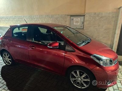 Usata Toyota Yaris 90 CV (66 kW) 2013 Rosso Utilitaria
