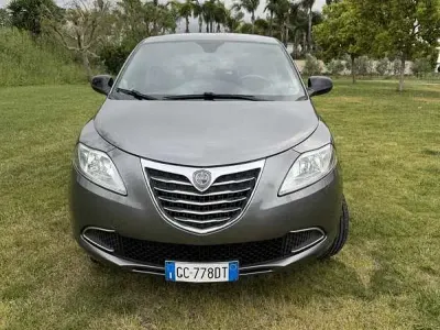 Usado Lancia Ypsilon Silver 80 HP (58 kW) 2014 Citadino