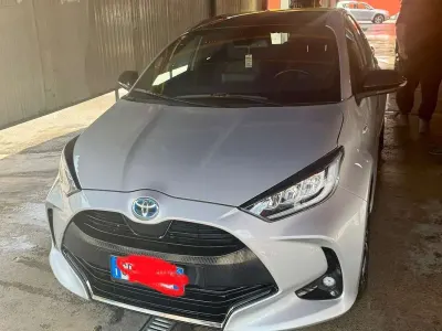 Usata Toyota Yaris Hybrid Lounge 92 CV (67 kW) 2020 Argento Berlina
