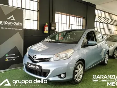 Usata Toyota Yaris Trend 69 CV (50 kW) 2013 Bluazzurro Utilitaria