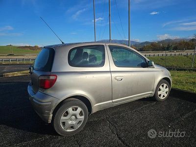 Usata Toyota Yaris Sol 74 CV (54 kW) 2004 Grigio