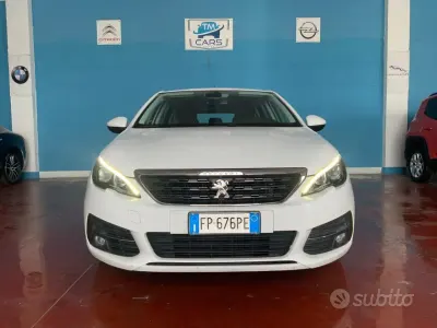 Usado Peugeot 308 Active 99 CV (72 kW) 2018 Blanco Familiar