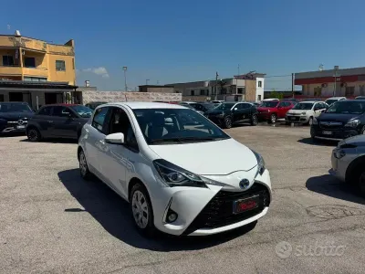 Usata Toyota Yaris Hybrid Cool 73 CV (53 kW) 2019 Bianco Berlina