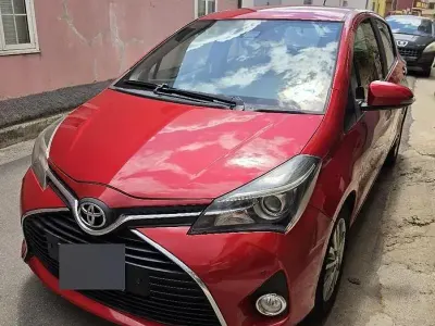 Usata Toyota Yaris 69 CV (50 kW) 2016 Rosso Berlina