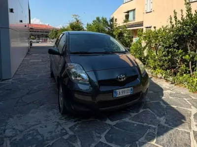 Usata Toyota Yaris 90 CV (66 kW) 2003 Grigio Berlina