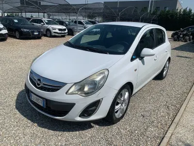 Usata Opel Corsa Cosmo 86 CV (63 kW) 2011 Bianco Utilitaria