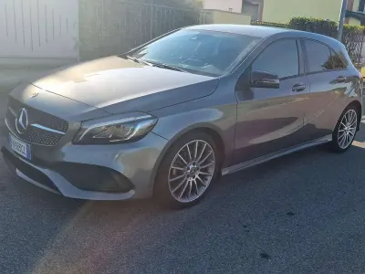 Usata Mercedes A180 Premium 109 CV (80 kW) 2018 Grigio Berlina