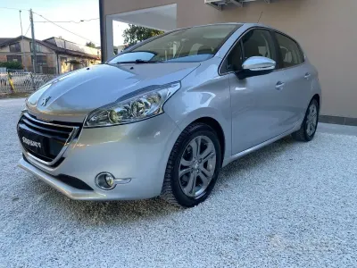 Usata Peugeot 208 Allure 82 CV (60 kW) 2014 Grigio Utilitaria