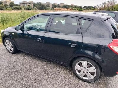 Usata Kia Ceed 115 CV (84 kW) 2011 Nero Utilitaria