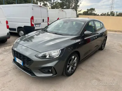 Usado Ford Focus ST-Line 125 HP (91 kW) 2019 Cinzento Sedan