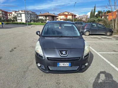 Usata Peugeot 5008 112 CV (82 kW) 2011 Grigio Monovolume