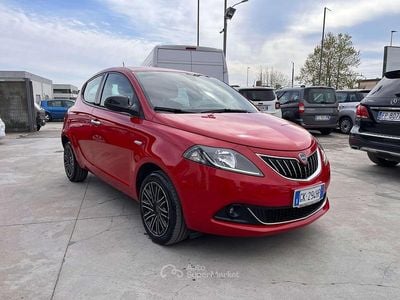 Usado Lancia Ypsilon Gold 69 HP (50 kW) 2023 Vermelho Citadino