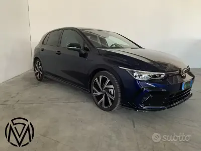 Usata VW Golf VIII R-line 150 CV (110 kW) 2023 Atlantic blue Berlina