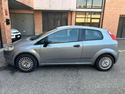 Usata Fiat Grande Punto Dynamic 65 CV (47 kW) 2007 Grigio Utilitaria