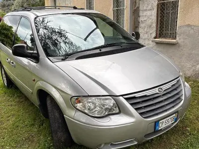 Usata Chrysler Voyager 150 CV (110 kW) 2005 Grigio Monovolume