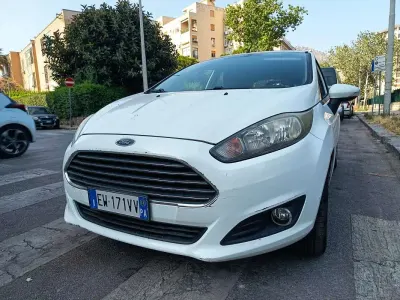 Usata Ford Fiesta 75 CV (55 kW) 2014 Bianco Utilitaria