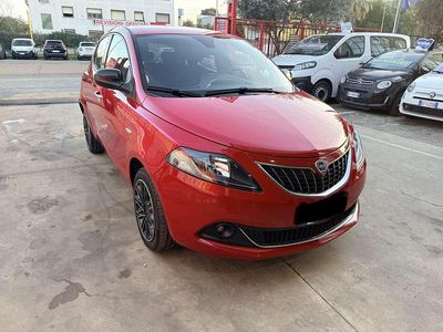 Usado Lancia Ypsilon Gold 69 HP (50 kW) 2023 Vermelho Citadino