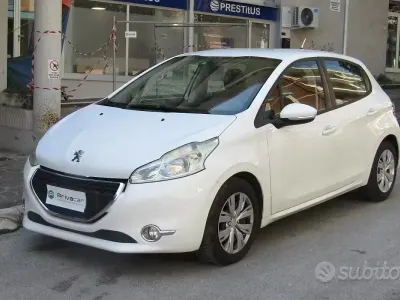 Usata Peugeot 208 Active 68 CV (50 kW) 2013 Bianco Utilitaria