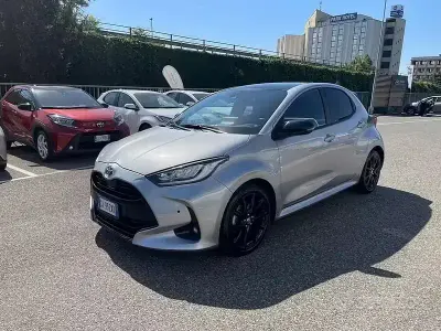 Usata Toyota Yaris Hybrid Active 116 CV (85 kW) 2021 Blu Berlina