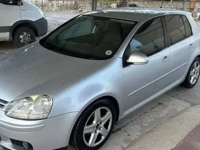 Usata VW Golf V Comfortline 105 CV (77 kW) 2007 Argento Berlina