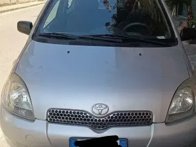 Usata Toyota Yaris 68 CV (50 kW) 2002 Grigio Berlina
