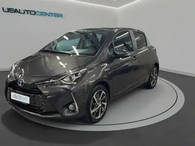 Usata Toyota Yaris Hybrid Lounge 101 CV (74 kW) 2019 Grigio Berlina