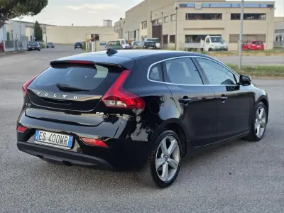 Usata Volvo V40 115 CV (84 kW) 2013 Nero Berlina