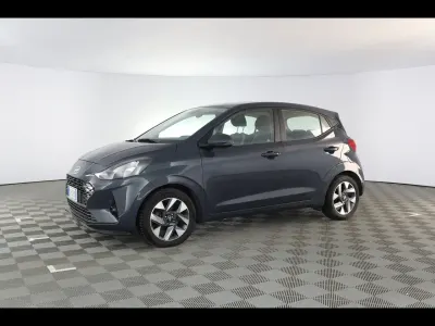 Usado Hyundai i10 67 CV (49 kW) 2023 Gris Utilitario