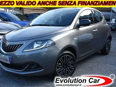 Usata Lancia Ypsilon Gold 69 CV (50 kW) 2023 Bianco pastello Utilitaria