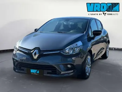 Usado Renault Clio IV 90 CV (66 kW) 2019 Gris Berlina