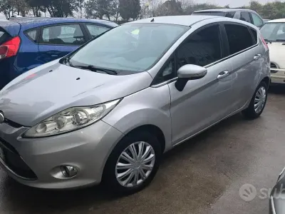 Usado Ford Fiesta 68 HP (50 kW) 2009 Cinzento Sedan