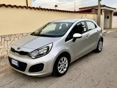 Usata Kia Rio 85 CV (62 kW) 2013 Grigio Berlina