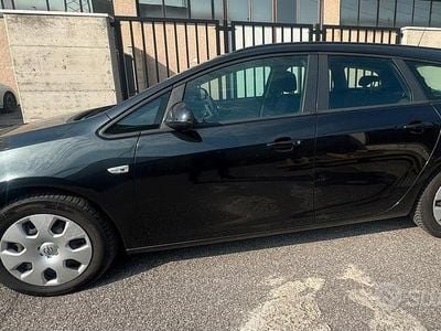 Usata Opel Astra 110 CV (80 kW) 2012 Nero Station wagon