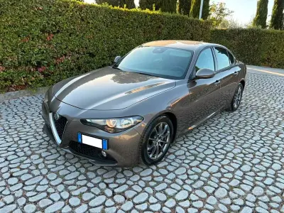 Usata Alfa Romeo Giulia Super 180 CV (132 kW) 2018 Grigio Berlina
