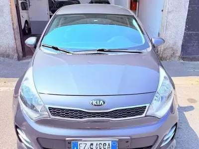 Usata Kia Rio 85 CV (62 kW) 2015 Grigio Berlina
