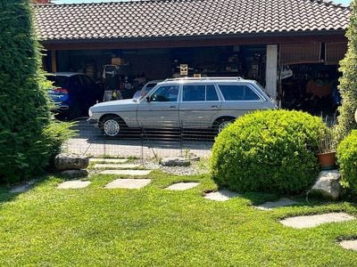 Usata Mercedes 200 109 CV (80 kW) 1984 Grigio Station wagon