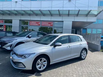 Usata VW Golf VIII Life 131 CV (96 kW) 2023 Grigio Berlina